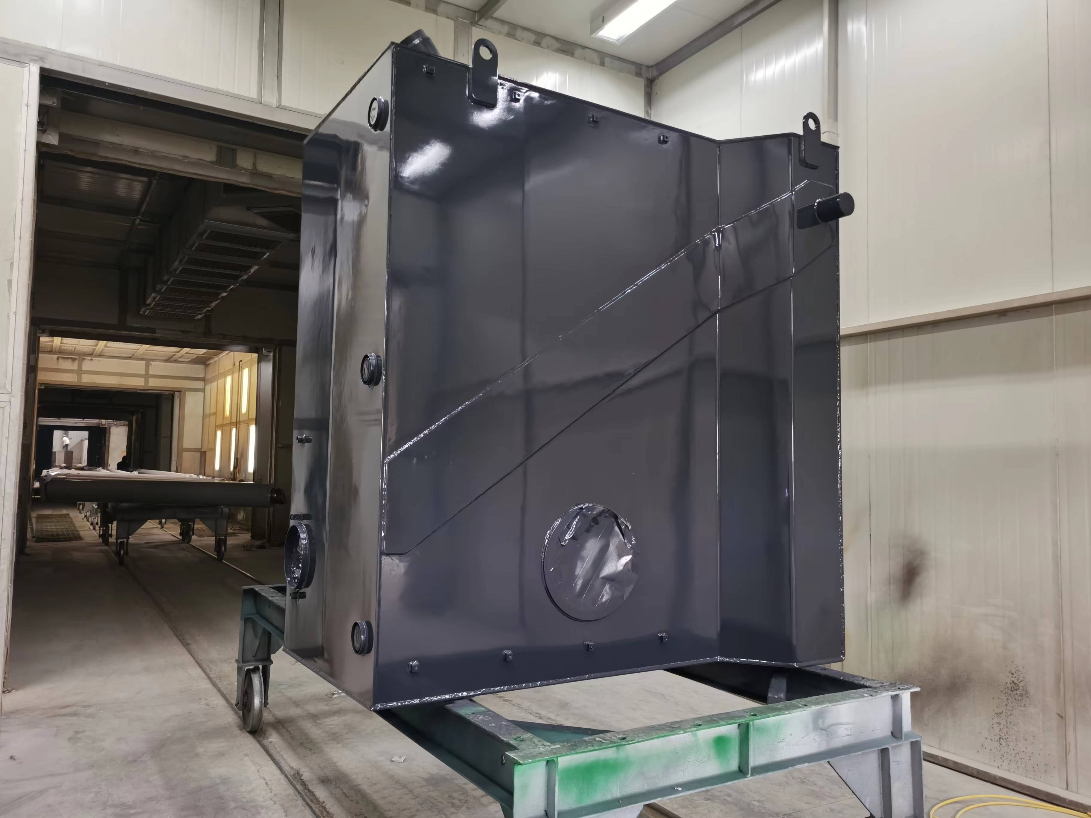BB贝博艾弗森超大吨位油箱新品研发成功
