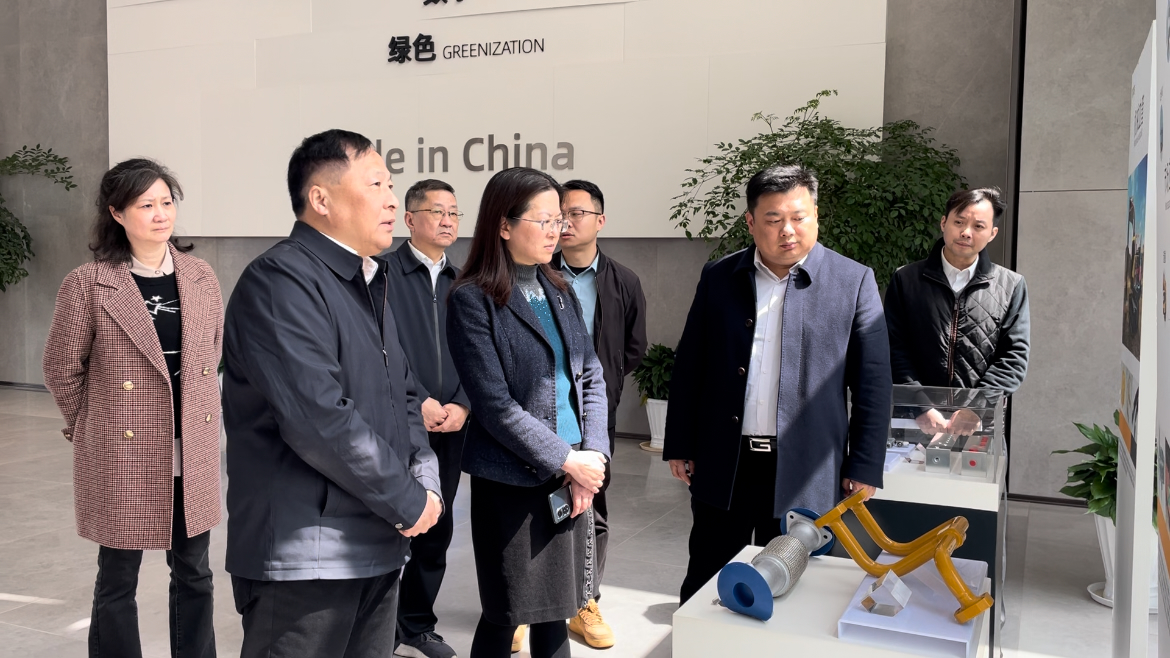 2025年4月1日，江西省工业与信息化融合推动中心党委书记、主任黄爱群一行莅临企业调研。